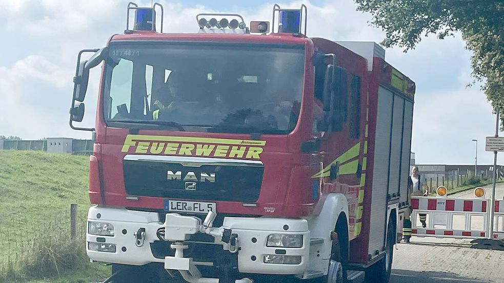 Die Feuerwehr in Leer war am Deich im Einsatz. Es galt, ein Schaf aus der Leda zu holen. Foto: Krey