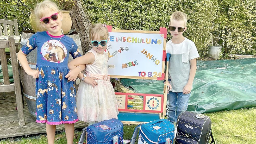 Wie Leevke Betten (von links), Merle Jakobs und Janno Betten wurden am Wochenende hunderte Kinder in der Region eingeschult. Foto: privat