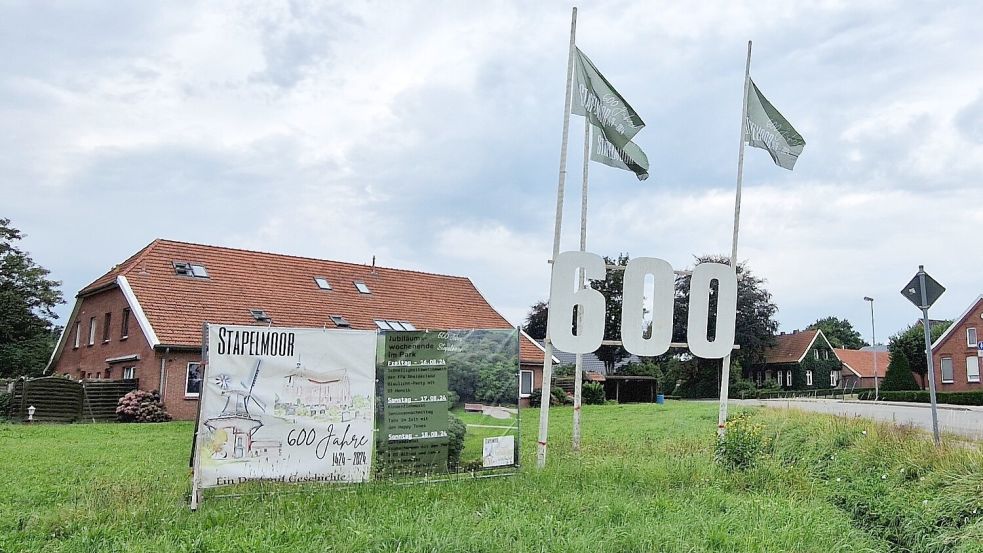 Am Ortseingang machen Flaggen und Plakate auf das 600-jährige Dorfjubiläum aufmerksam. Foto: Gettkowski