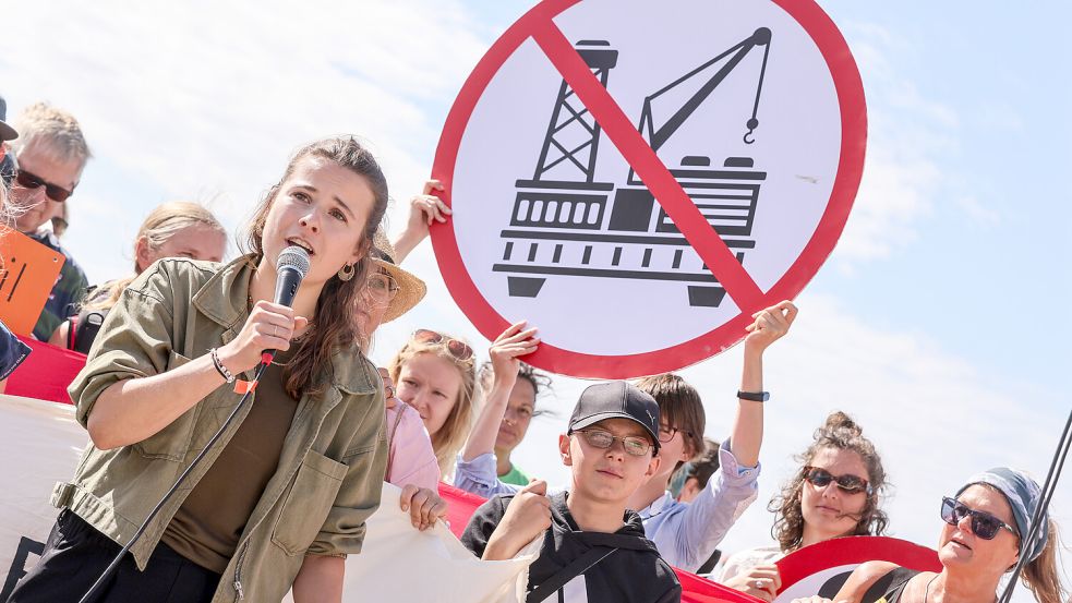 Luisa Neubauer hielt die Abschlussrede der Demonstration auf der Promenade. Foto: Hock