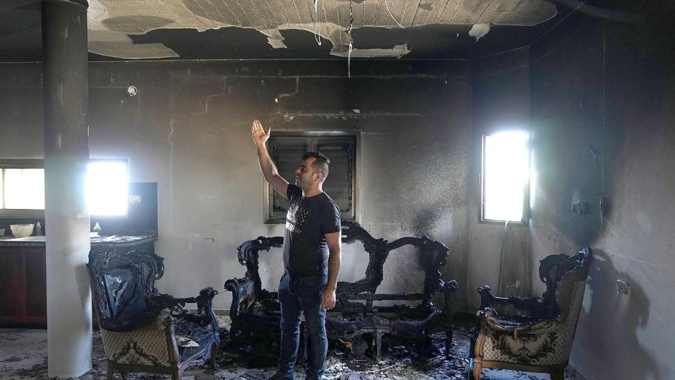 Militante Siedler stecken in Dschit bei Nablus Häuser und Autos in Brand, ein Palästinenser stirbt durch Schüsse in die Brust. (Archivbild) Foto: Nasser Nasser/AP