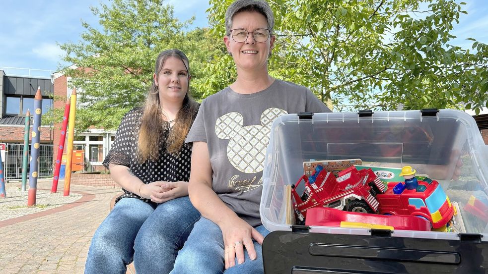 Jasmina Körte (links) und Ortsbürgermeisterin Edith Schulte sind gut vorbereitet auf den Flohmarkt in Collinghorst. Foto: Janßen