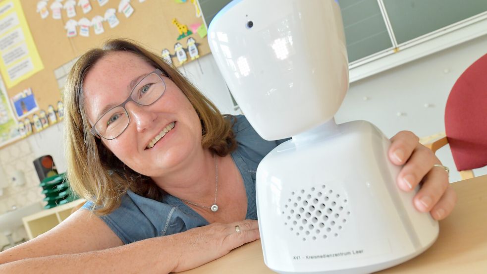 Klassenlehrerin Margret Dreesmann hat den Roboter mit ihrer Klasse getestet. Foto: Ortgies