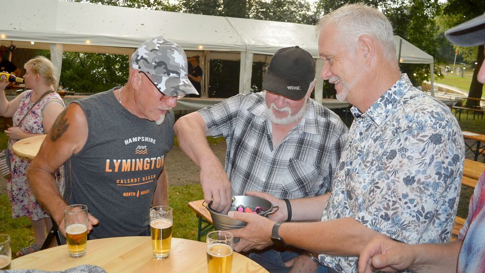 Ostrhauderfehns Bürgermeister Günter Harders verteilte Schnäpse an die Besucher des Grillabends. Foto: Weers