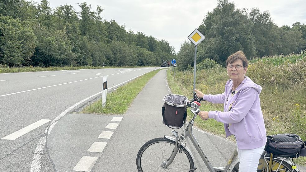 Rosa Strohschnieder möchte in Höhe der Sater Landstraße die Umgehungsstraße Am Ostermoor überqueren. Der Kraftfahrzeugverkehr ist erst spät im Bereich einer Kurve zu erkennen. Foto: Kruse