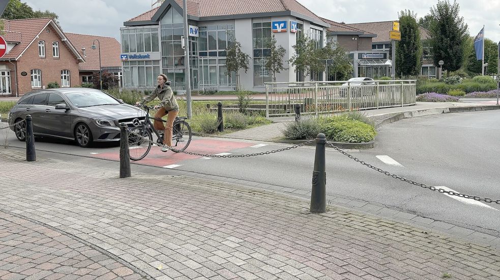 So ist es richtig: Diese Radfahrerin fährt über den Geh- und Radweg im Kreisel in Westrhauderfehn in vorgeschriebener Fahrtrichtung. Foto: Kruse