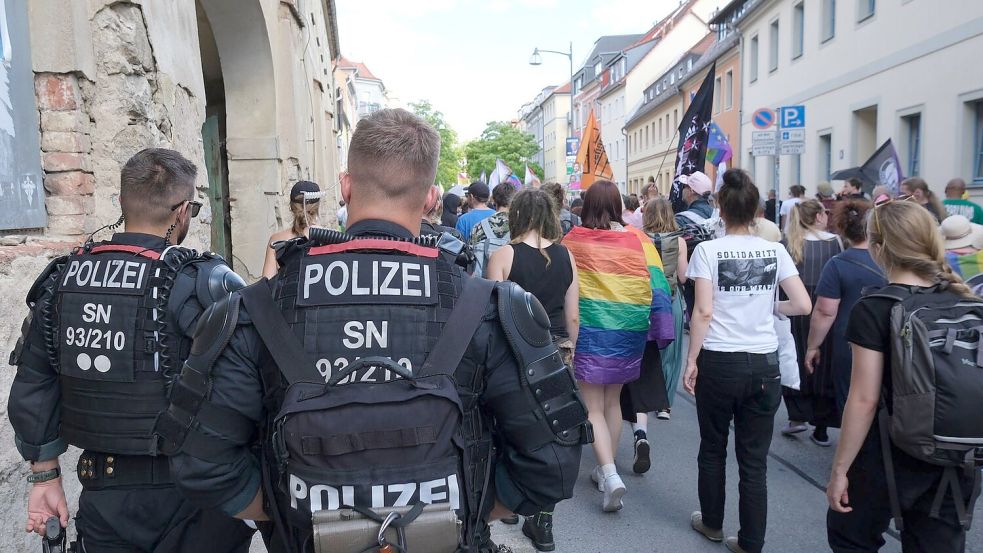 Die Gewerkschaft der Polizei fordert nach rechten Protesten gegen den CSD in Bautzen Konsequenzen. (Archivbild) Foto: Sebastian Willnow/dpa