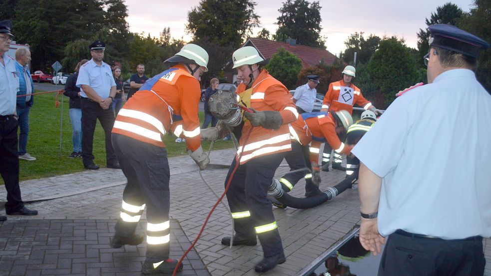 Als letzte Wettkampfgruppe gestartet holte sich die Freiwillige Feuerwehr Folmhusen (in Aktion) den Sieg beim Schnelligkeitswettkampf in Langholt. Foto: Weers