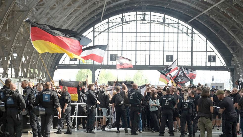 Teilnehmer einer rechtsextreme Demonstration gegen CSD Leipzig Foto: Sebastian Willnow/dpa