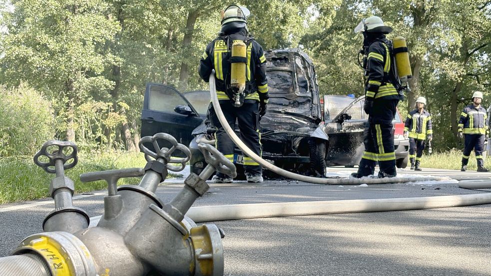 Die Feuerwehr hat das Auto gelöscht. Foto: Hellmers