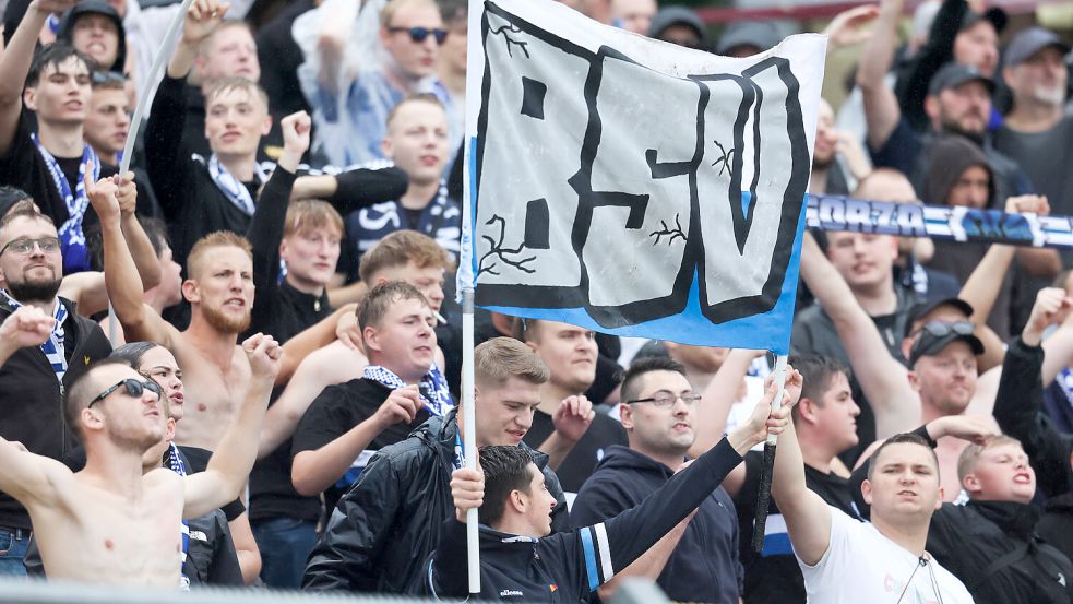 Im Dauerregen sorgten die Emder Anhänger im Gästeblock für Stimmung. Foto: Doden, Emden