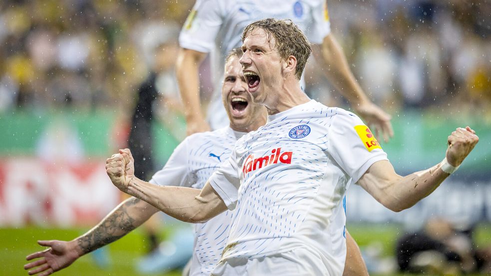 Lasse Rosenboom schrie seine Freude heraus. Der Ostfriese ließ seinem ersten Profi-Tor direkt sein zweites folgen und rettete Holstein Kiel im DFB-Pokal gegen Alemannia Aachen vor dem Ausscheiden. Foto: Imago