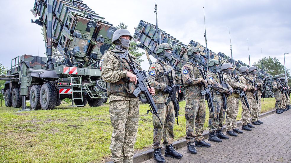 Ukrainische und deutsche Soldaten stehen bei der Ausbildung am Flugabwehrraketensystem „Patriot“ auf einem Truppenübungsplatz. Wie geht es weiter mit der militärischen Unterstützung? Foto: dpa/Jens Büttner