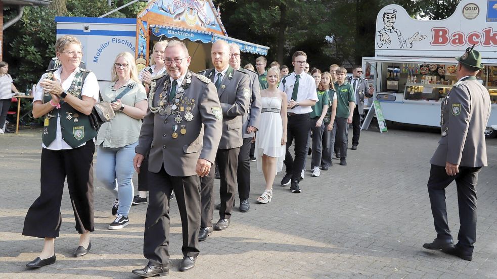 Der Einmarsch der Neulander Schützen ins Festzelt gehört zur Tradition. Fotos: Passmann