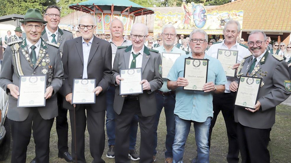 Ehrungen bekamen Bernd Bergmann (von links), Andreas Oldenburg, Otto Lemkemeyer, Hans-Josef Bergmann, Franz-Josef Bahlmann, Johannes Budde, Manfred Jassen, Günter Siemermann und Siegfried Ukena.