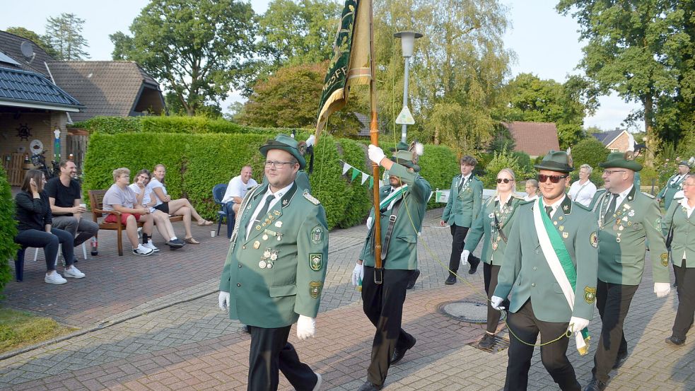 Zahlreiche Anwohner wollten sich den Umzug durch das Dorf nicht entgehen lassen.