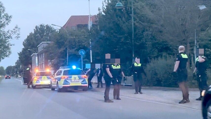 Insgesamt 14 Polizisten waren bei dem Einsatz am 8. August in Rhauderfehn vor Ort. Foto: Hellmers