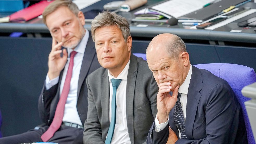 Die Spitzen der Ampel-Regierung (von links): Finanzminister Christian Lindner (FDP), Wirtschaftsminister Robert Habeck (Bündnis 90/Die Grünen) und Bundeskanzler Olaf Scholz (SPD). Foto: dpa/Kay Nietfeld