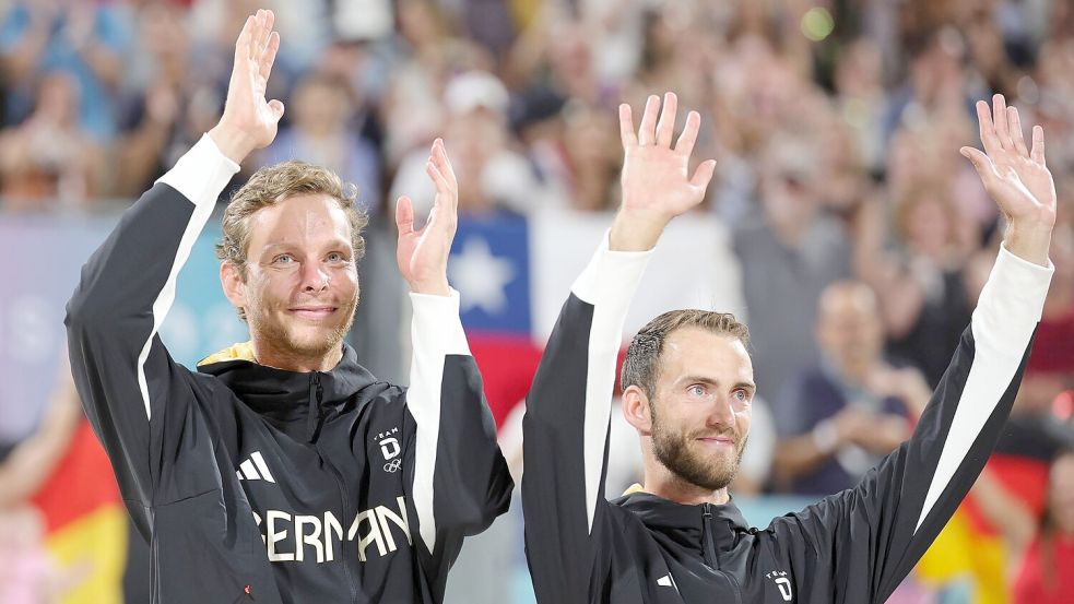 Nach Platz zwei bei Olympia sind Nils Ehlers (l) und Clemens Wickler auch bei der EM erfolgreich. Foto: Rolf Vennenbernd/dpa