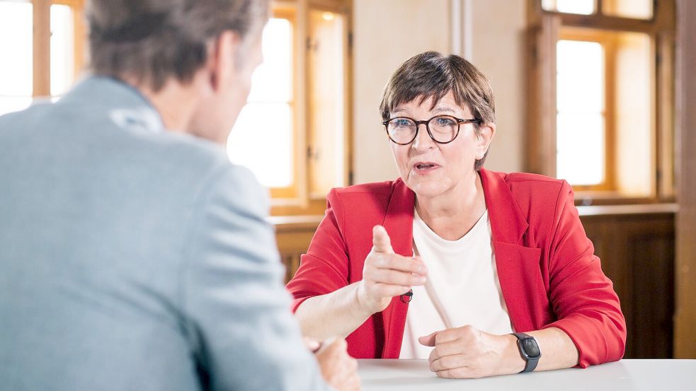 Eine mögliche Koalition zwischen SPD und BSW auf Ländereben, schließt Saskia Esken nicht per se aus. Foto: Nora Klein /ZDF/dpa