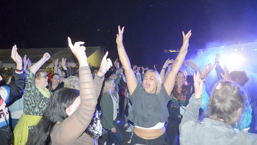 In Feierlaune waren die Besucher der diesjährigen Oldiefete in Langholt. DJ Frank Sonntag spielte Schlager, Rock und Pop sowie aktuellen Hits bis in den frühen Morgen. Dabei erfüllte er auch zahlreiche Musikwünsche.