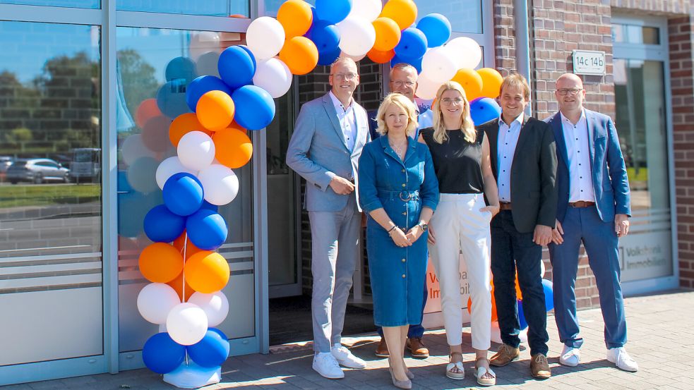 Uwe Brechtezende (Vorstandsvorsitzender, von links), Doris Lüken, Wolfgang Mengers (Aufsichtsratsvorsitzender), Mandy Tinnemeyer, Andreas Rademacher und Kai Stöter (Vorstand) vor dem neuen Standort an der Rhauderwieke. Foto: Volksbank Westrhauderfehn