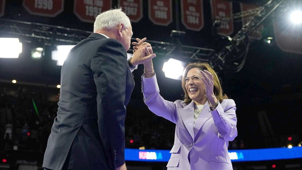 Die demokratische US-Präsidentschaftskandidatin Kamala Harris und ihr Vizepräsidentschaftskandidat Tim Walz stehen beim Parteitag der Demokraten in Chicago im Mittelpunkt. (Archivbild) Foto: Julia Nikhinson/AP/dpa