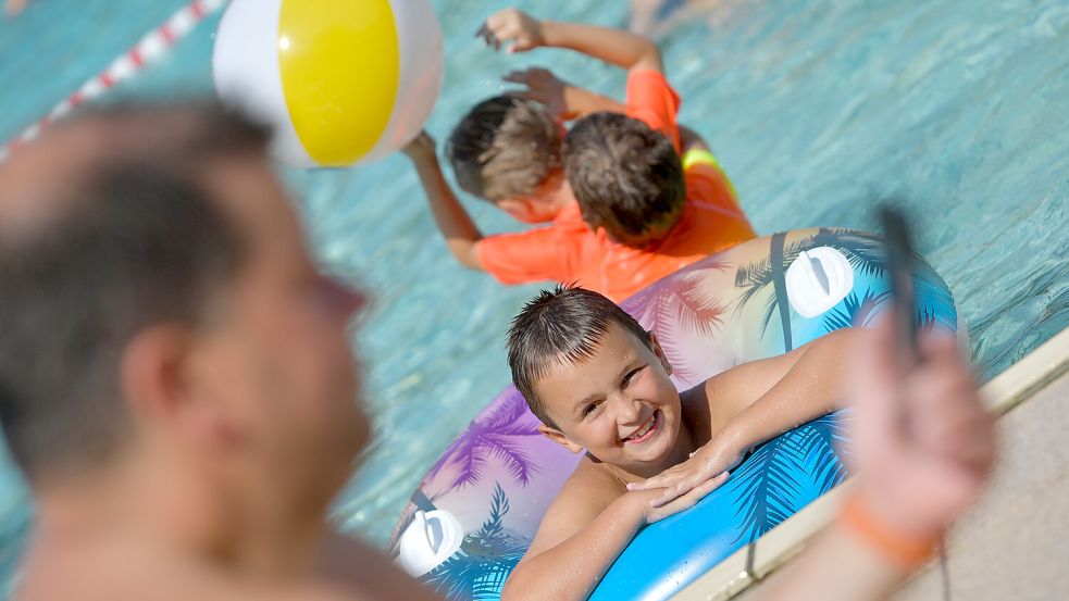 Schwimmbädern und der DLRG fällt auf: Immer mehr Eltern vernachlässigen ihre Aufsichtspflicht, weil sie am Handy sind. Auch in Ostfriesland ist das ein Problem. Foto: Ortgies