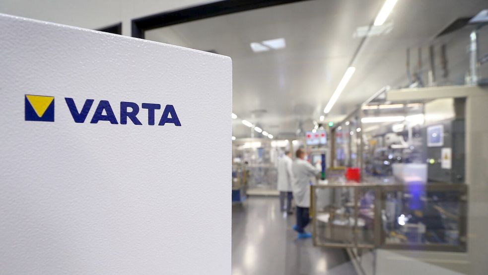 Varta will an den deutschen Standorten, wie hier in Nördlingen, festhalten. In der Verwaltung sollen aber Stellen wegfallen. (Archivbild) Foto: Karl-Josef Hildenbrand/dpa