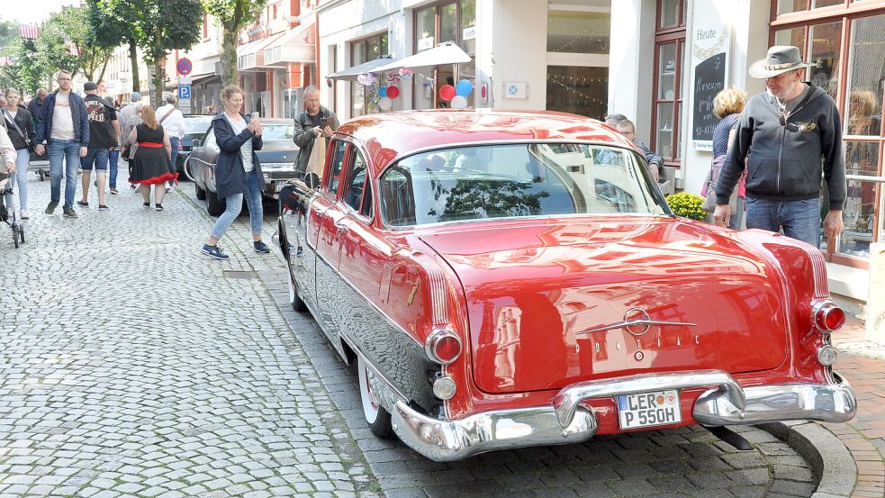 Die Besucher schauen sich die Fahrzeuge interessiert an und machen Fotos. Foto: Wolters/Archiv