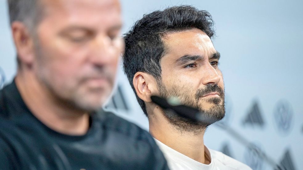 Unter Hansi Flick soll Ilkay Gündogan (r) beim FC Barcelona keine Rolle mehr spielen. Foto: David Inderlied/dpa