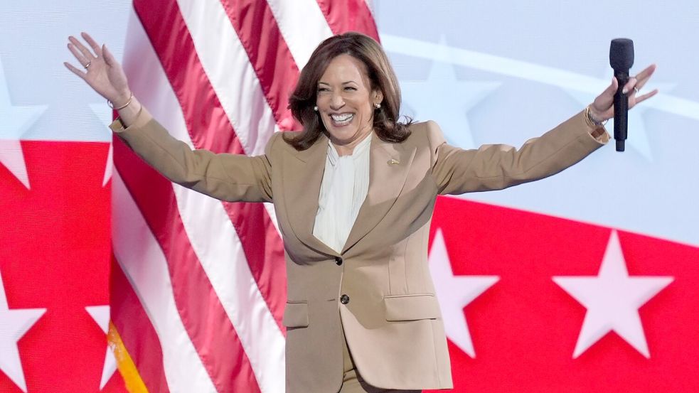 Kamala Harris sorgt beim Parteitag der Demokraten für einen Überraschungsmoment. Foto: J. Scott Applewhite/AP/dpa