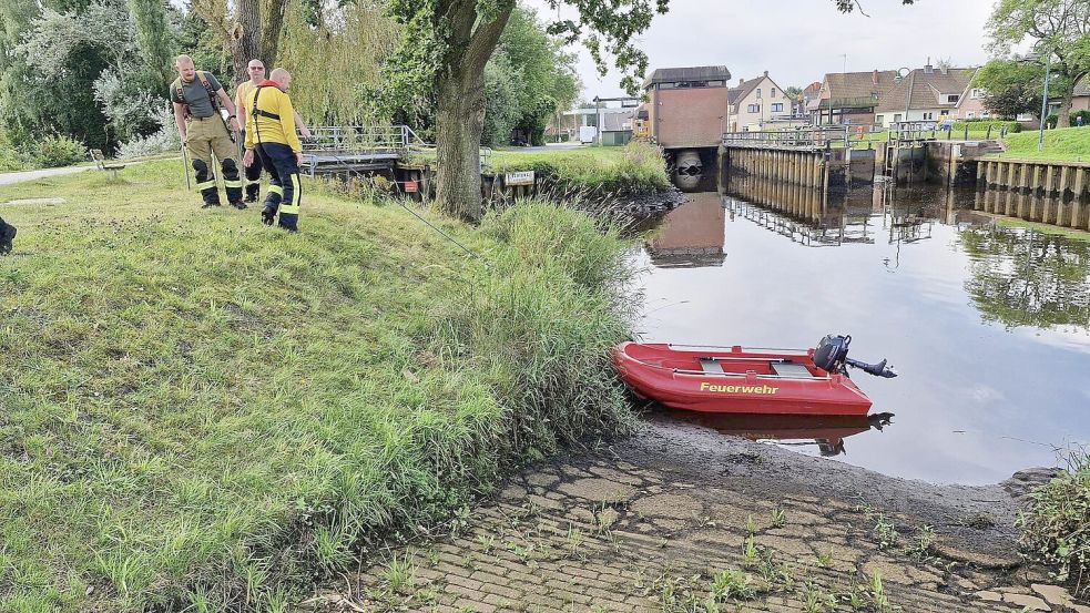 Die Freiwillige Feuerwehr Westrhauderfehn unterstützte den Sportfischereiverein Rhauderfehn am 18. August 2024 beim Absuchen der Gewässer nach toten Fischen. Foto: Freiwillige Feuerwehr Westrhauderfehn