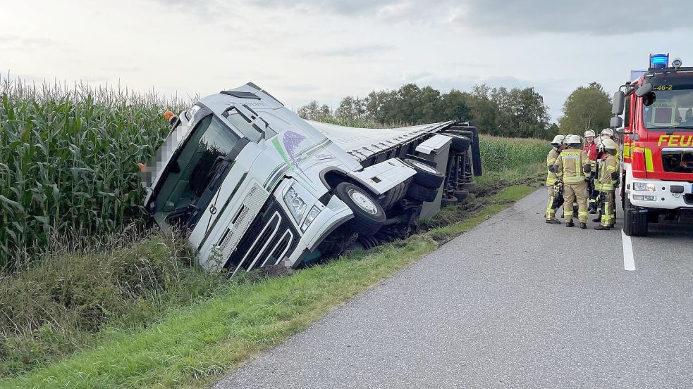 Ein Lastwagen ist am Montagabend in einen Graben in Meinersfehn gekippt. Foto: Feuerwehr