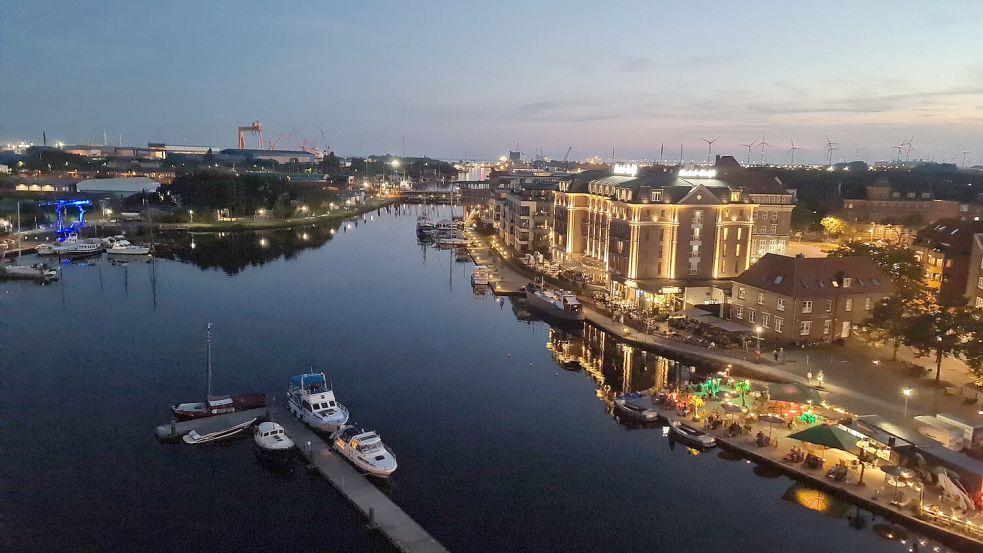 Der Blick auf den Alten Binnenhafen bei Nacht. Gegen 22.12 Uhr war Montagabend ein Mann auf Höhe der Restaurants ins Wasser gefallen. Foto: Privat/Archiv