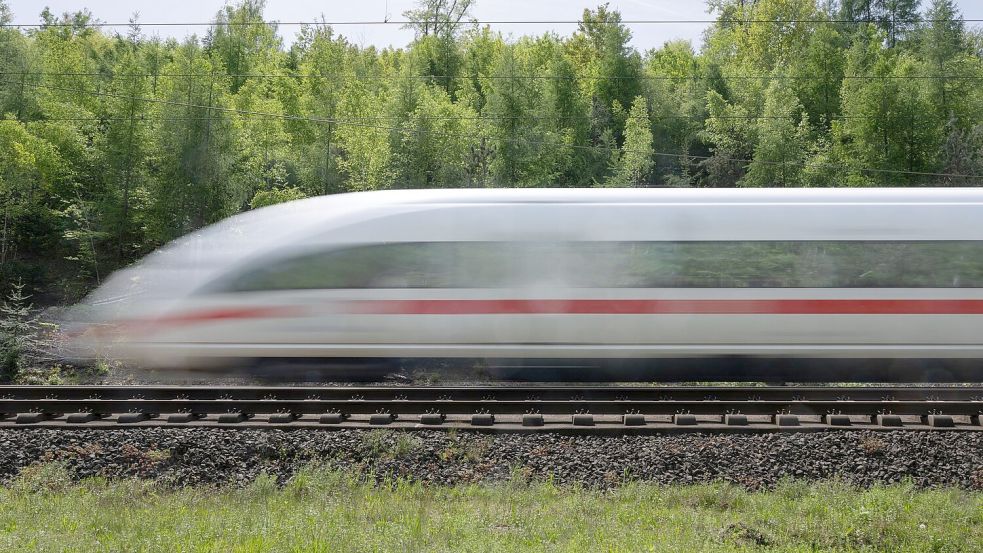 Die Nutzung der Schiene soll ab 2026 noch einmal deutlich teurer werden. (Archivfoto) Foto: Boris Roessler/dpa