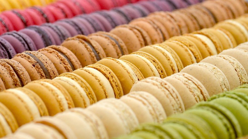 Bunt, bunter, Macarons: Blick auf eine Auswahl des Trend-Gebäcks in Brüssel. (Archivbild von 2014) Foto: picture alliance / dpa