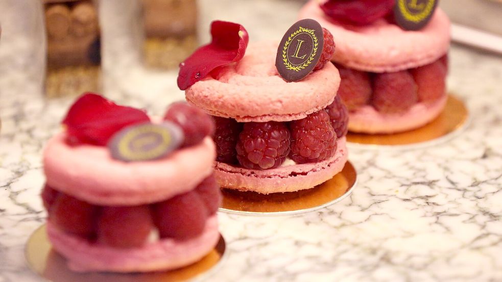 Besonders edle Macarons von Ladurée in Paris mit ganzen Himbeeren. (Archivbild) Foto: Gao Jing/XinHua/dpa