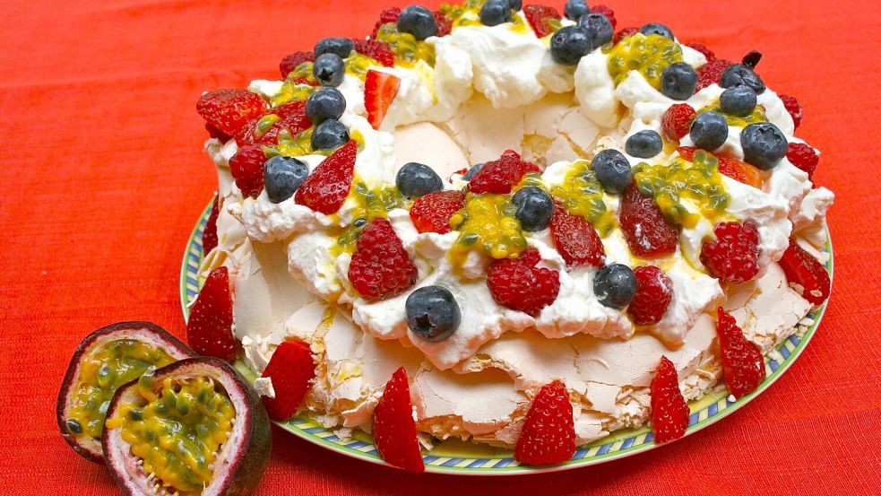 Sieht nach was aus: das schaumig-sahnig-fruchtige Dessert Pavlova. (Archivbild) Foto: picture alliance / dpa