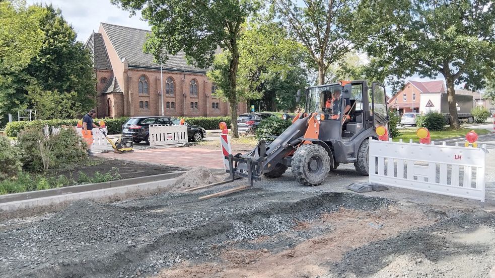 Der Umbau der Hauptstraße in Ostrhauderfehn dauert bis Ende 2024. Fotos: Scherzer