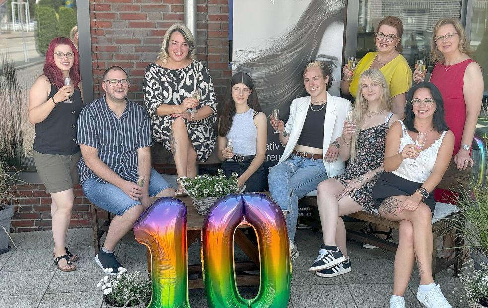 Anstoßen auf das Jubiläum: Zum Team gehören (von links) Carina Brink, Timo Gerdes, Matina Krummen, Lena Koch, Jannis Weber, Rika Siemers, Svetlana Fell sowie Brigitte Beenken (hinten rechts) und Manuela Eißing (hinten, Zweite von rechts). Fotos: privat