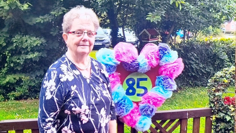 Foto 4: Gerda Korporal aus Völlenerfehn feierte ihren 85. Geburtstag. Dazu machten die Verwandten und Freunde ein schönes Schild.