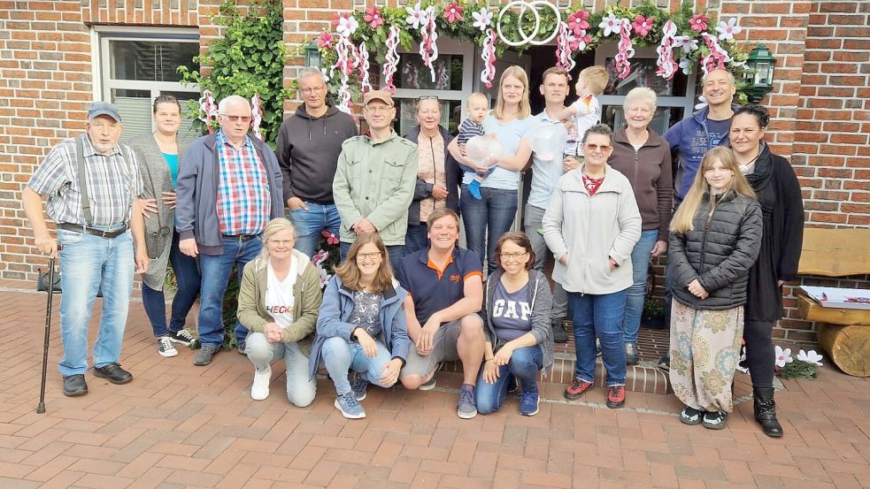 Gewinnerbild der letzten Bogenseite: Zur Hochzeit haben Erik und Sandra Kruse aus Ihrenerfeld einen Bogen von der Nachbarschaft bekommen.