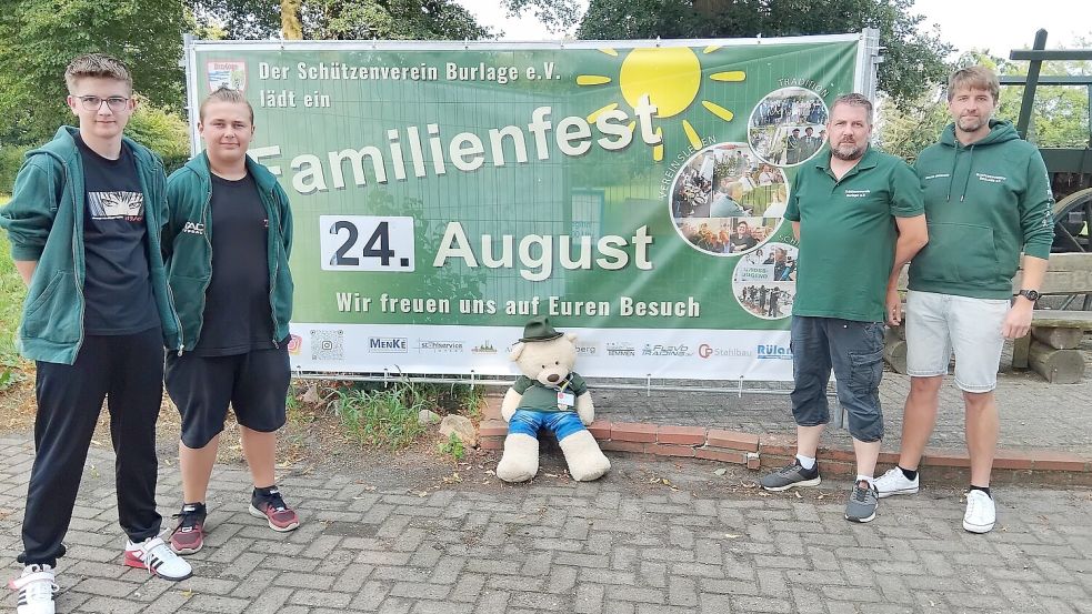 Vereinsmitglieder Mathis Lüken (15, von links) und Lias Steinke (12), Vereinsmaskottchen Paul Pistole (3), Jugendsportleiter Uwe Lüken (43) und Sportleiter Holger Behrends (42) freuen sich auf das kommende Kaiserschießen und Familienfest.