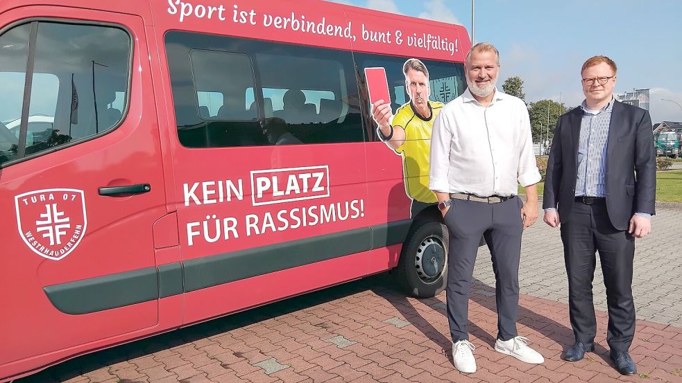 Mit der Neugestaltung seines roten Bullis setzt der Sportverein TuRa 07 Westrhauderfehn ein klares Statement gegen Rassismus und für eine bunte und vielfältige Gemeinschaft. Thomas Kruse (links, Sponsoring und Marketing) und Klaas Kramer (1. Vorsitzender) freuen sich über die Neugestaltung des Vereinsbullis. Foto: Scherzer