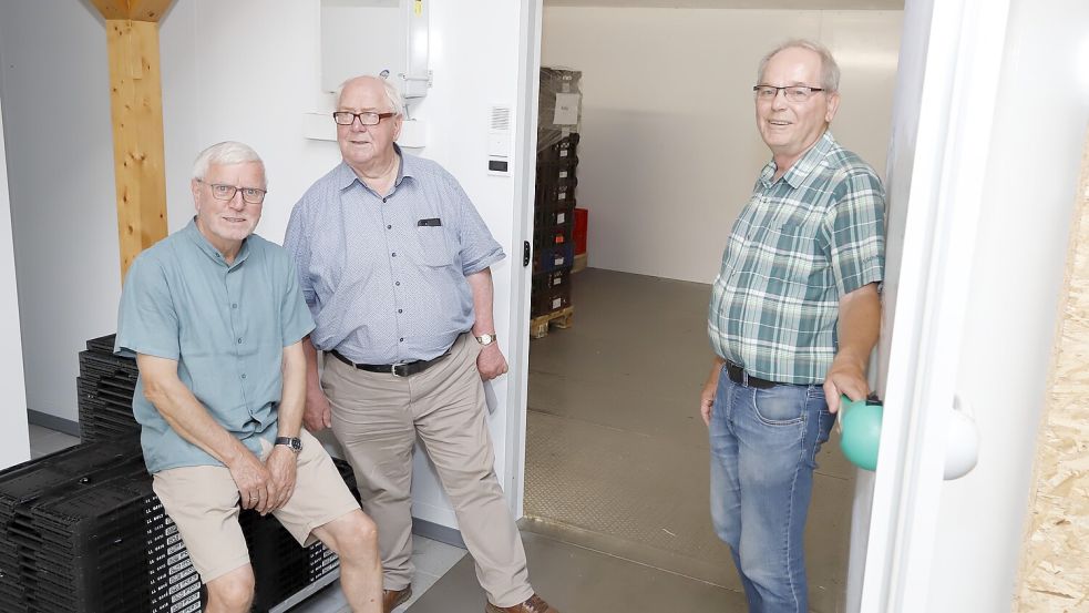 Der größte Betrag bei der Förderung der Stiftung der Deutschen Fernsehlotterie floss bei der Friesoyther Tafel in die Kühlinfrastruktur, worüber die Vorstandsmitglieder (v .li) Johannes Budde, Werner Fuhle und Reinhold Loochen sehr froh sind. Bild: Passmann