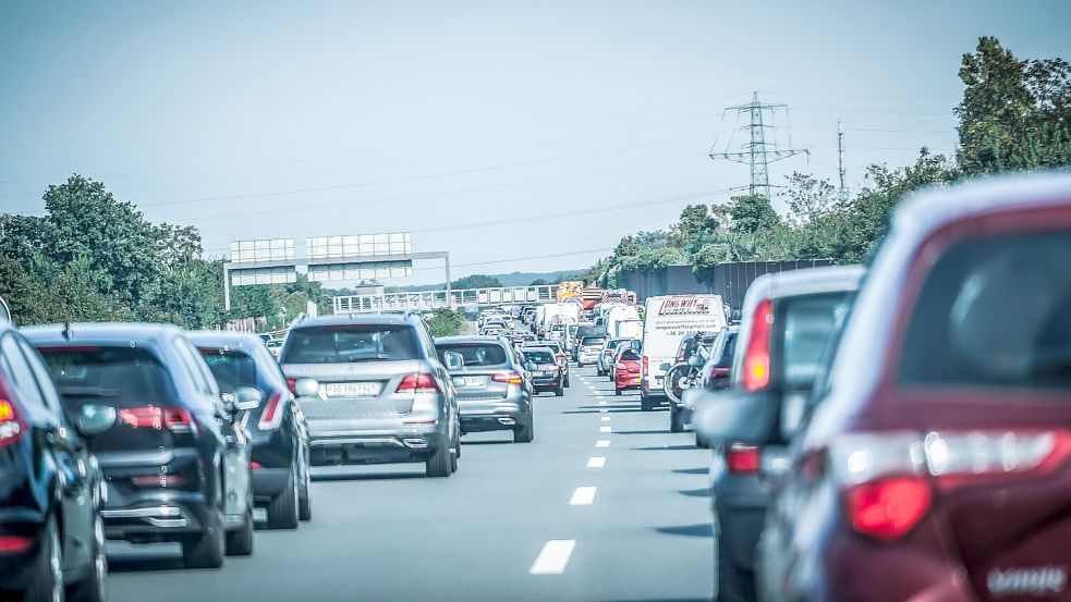 Stau auf der Autobahn gehört für viele Pendler im Berufsverkehr zum Alltag. Foto: IMAGO/Steinsiek.ch