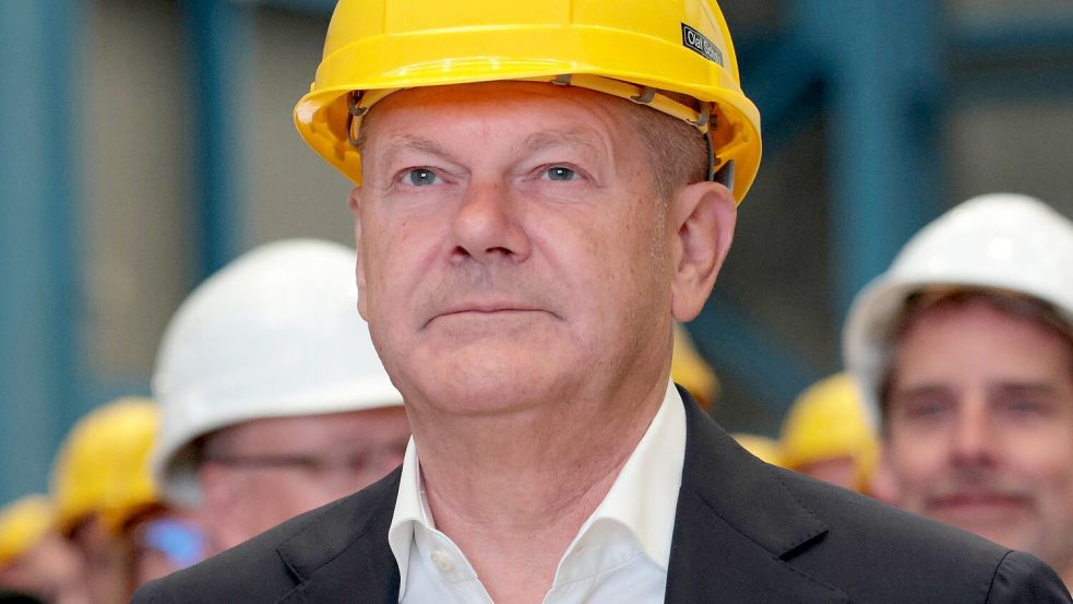 Bundeskanzler Scholz will den Schiffbau bei der Meyer Werft in Papenburg sichern. Foto: Markus Hibbeler/dpa