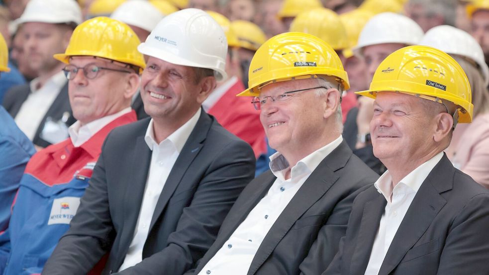 Bund und Land seien sich über eine Rettung der Meyer Werft einig, sagt Niedersachsens Wirtschaftsminister Olaf Lies, hier links neben Ministerpräsident Weil und Bundeskanzler Scholz. Foto: Markus Hibbeler/dpa