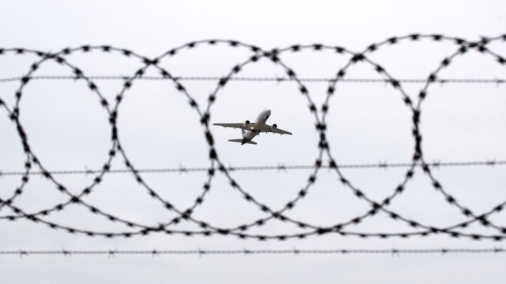 Die Bundesregierung will Straftäter und Gefährder konsequent abschieben - auch wenn es Geld kostet. (Symbolbild) Foto: Julian Stratenschulte/dpa